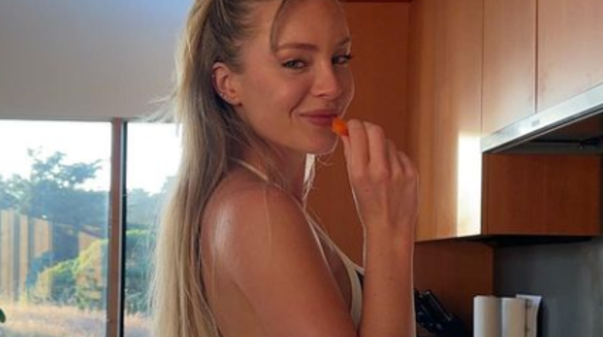 Sosyal medya fenomeni Daisy Keech cesur paylaşımıyla olay oldu! Taytını aşağıya indirince hayranlarını şaşkına çevirdi