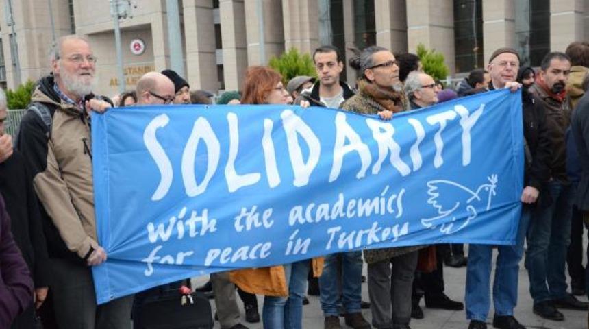 Yargılanmaya başlanan akademisyenlere adliye önünde destek