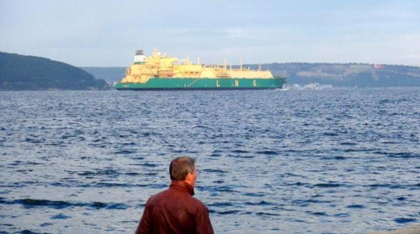 Doğal gaz tankeri Çanakkale Boğazı'nı kapattı