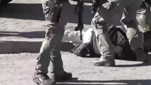 Anadolu Ajansı foto muhabirini yerde tekmeleyip sürüklediler! İsrail güçlerinden Doğu Kudüs'te skandal görüntüler canlı yayına yansıdı