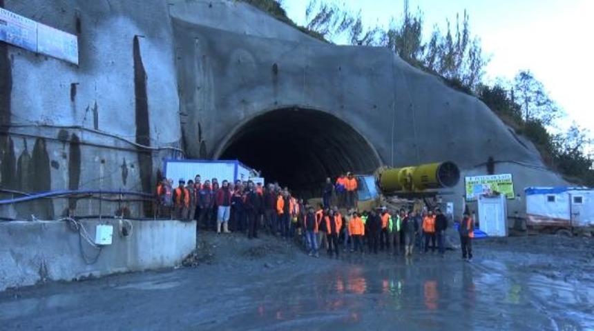 Rize'de Salarha Tüneli inşaatı çalışanları iş bıraktı
