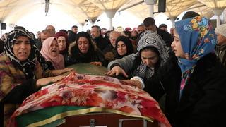 Yürek sızlatan görüntüler! Tabutunu kadınlar taşıdı, gözyaşları sel oldu