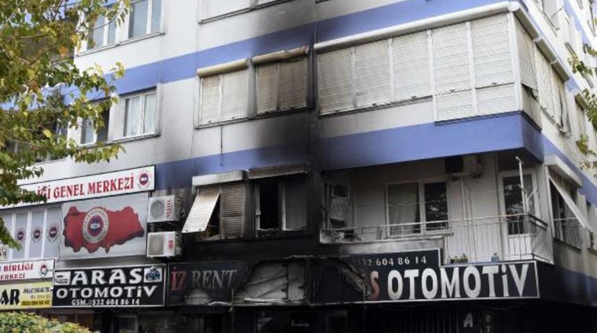Galerideki 3 otomobili ateşe verdiler