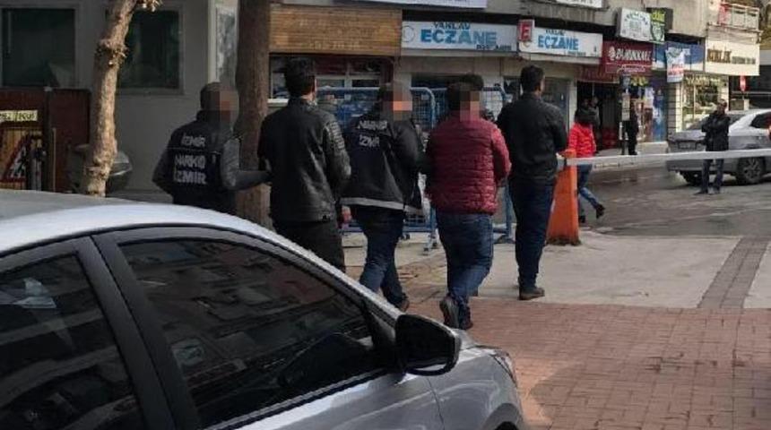 İzmir'de 157 kilo esrar, 135 bin uyuşturucu hap ele geçirildi