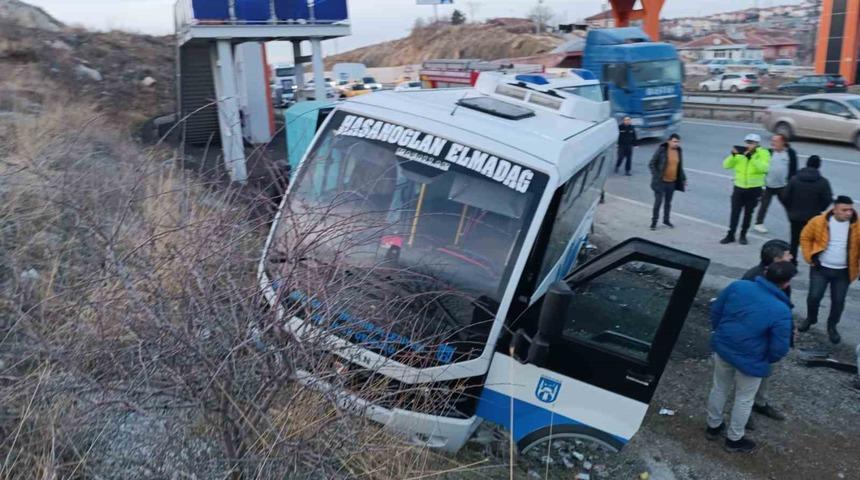 Ankara’da midibüs ile otomobil çarpıştı! Çok sayıda ekip olay yerine sevk edildi: