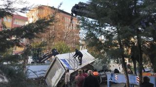 Okul bahçesinde oluşan obruğa hafriyat kamyonu düştü