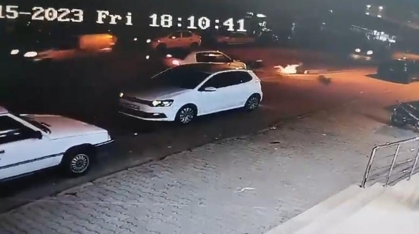 Otomobil yayalara çarptı: O anlar kamerada