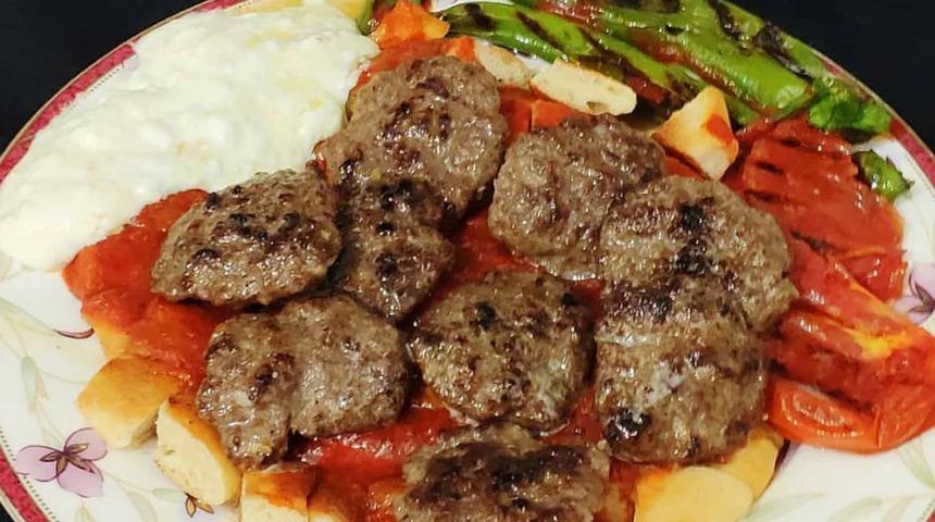 BURSA PİDELİ KÖFTE TARİFİ! Enfes Bursa pideli köfte nasıl yapılır, malzemeleri neler?