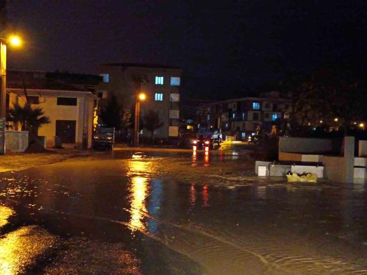 Lapseki’de sağanak yağış etkili oldu, caddeler göle döndü G5