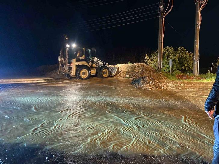 Lapseki’de sağanak yağış etkili oldu, caddeler göle döndü G4