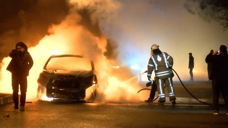 Kartal'da otomobil alev alev yandı G5