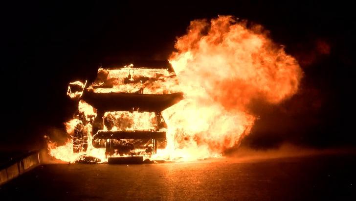 Kartal'da otomobil alev alev yandı G3