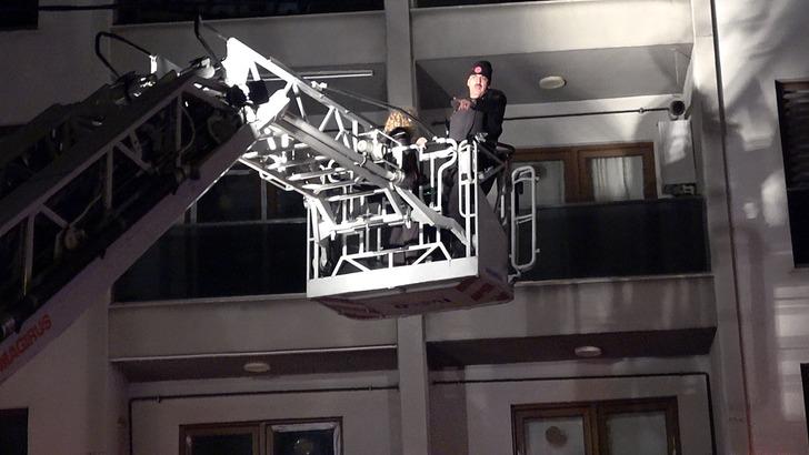 Düzce'de 4 katlı binada çıkan yangın korkuttu; 13 kişi ve 3 evcil hayvanı itfaiye kurtardı G5