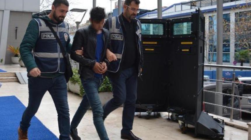 Dolandırdıkları yaşlı kadından altınları da isteyince yakalandılar