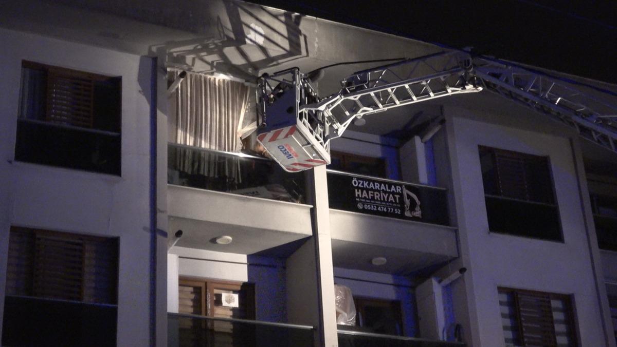 D&uuml;zce'de 4 katlı binada &ccedil;ıkan yangın korkuttu; 13 kişi ve 3 evcil hayvanı itfaiye kurtardı