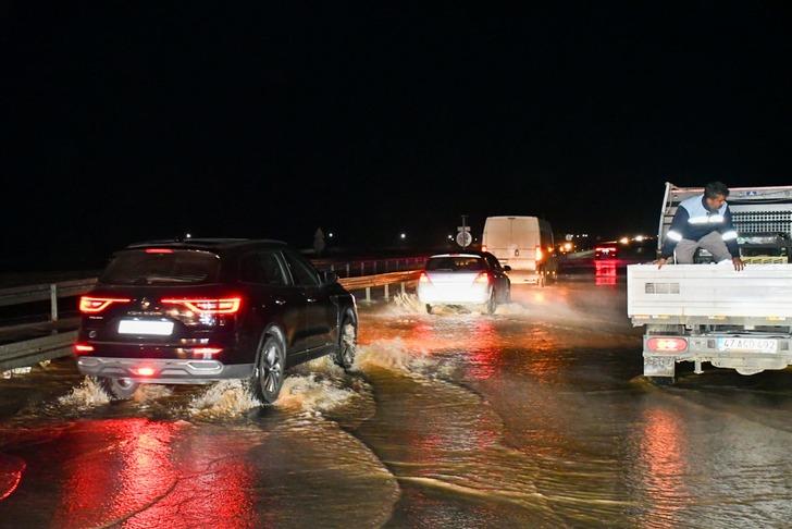Mardin'de 2 ilçeye giden içme suyu borusu patladı, tazyikli su metrelerce yükseğe fışkırdı G4