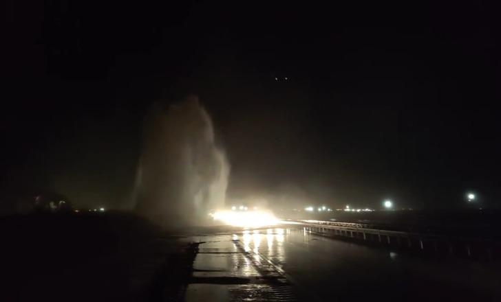 Mardin'de 2 ilçeye giden içme suyu borusu patladı, tazyikli su metrelerce yükseğe fışkırdı G3