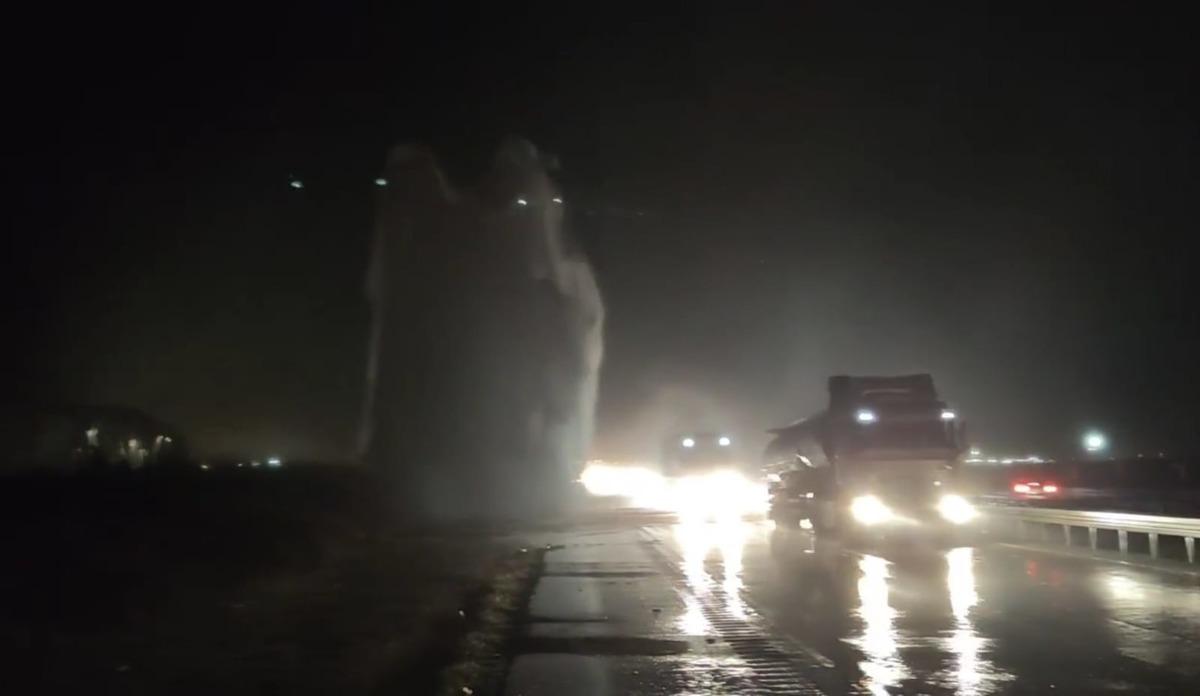 Mardin'de 2 il&ccedil;eye giden i&ccedil;me suyu borusu patladı, tazyikli su metrelerce y&uuml;kseğe fışkırdı