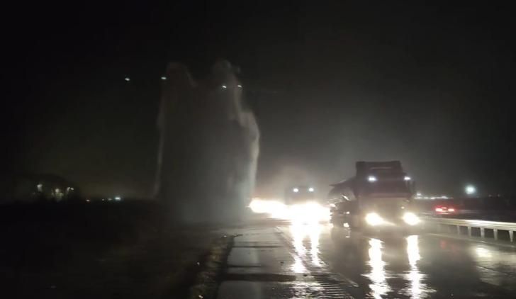 Mardin'de 2 ilçeye giden içme suyu borusu patladı, tazyikli su metrelerce yükseğe fışkırdı G1