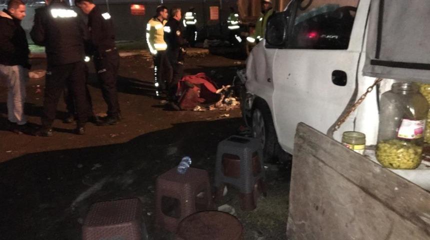 Tır, köfte ekmek yiyen müşterilerin arasına daldı: 5 yaralı