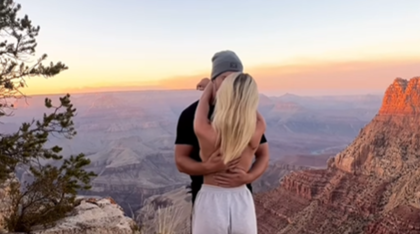 "Halka açık yerlerde cinsel ilişki seviyoruz" açıklaması gündem olmuştu! Büyük Kanyon'da aşka geldi... Dudak dudağa pozunu paylaştı