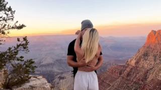 Halka açık yerlerde cinsel ilişki seviyoruz açıklaması gündem olmuştu! Büyük Kanyon'da aşka geldi... Dudak dudağa pozunu paylaştı