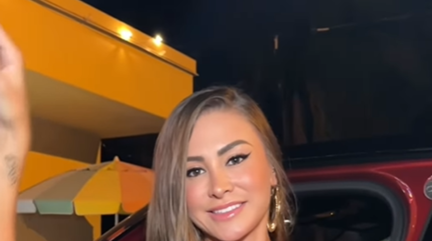 Sosyal medya fenomeni Francia James cesur geceliğiyle balkonda şov yaptı! "Harika bir komşu olurdum"