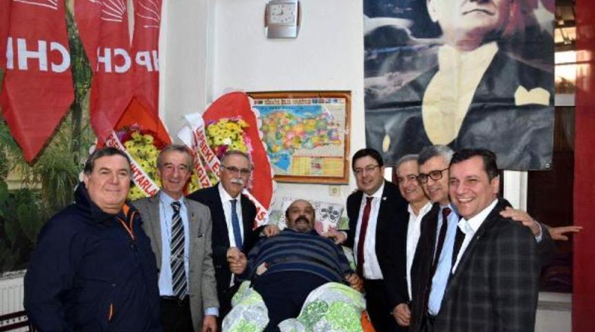 Sedyeyle katıldığı kongrede, yeniden CHP ilçe başkanı seçildi