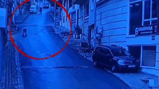 Yürekleri ağza getiren görüntü! Bebek arabası yokuş aşağı böyle kaydı