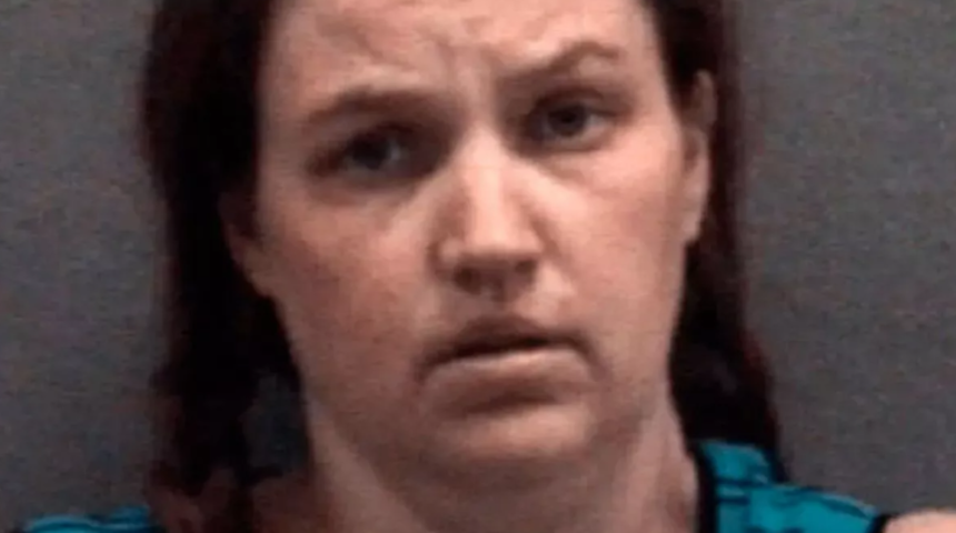 Cani anne açlıktan öldürdüğü oğlunun son görüntüsüne bakmaya dayanamadı! Mahkeme salonunda bir deri bir kemik kalan oğlunu görünce kustu