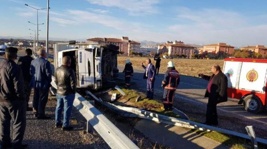 Siirt'te bariyerlere çarpan kamyon devrildi: 4 yaralı