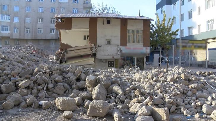 Ağır hasarlı bina yıkım sırasında yanındaki evin üzerine devrildi! O anlar kamerada G1