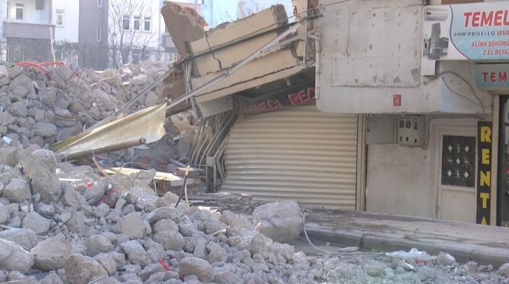 Ağır hasarlı bina yıkım sırasında yanındaki evin üzerine devrildi! O anlar kamerada G2
