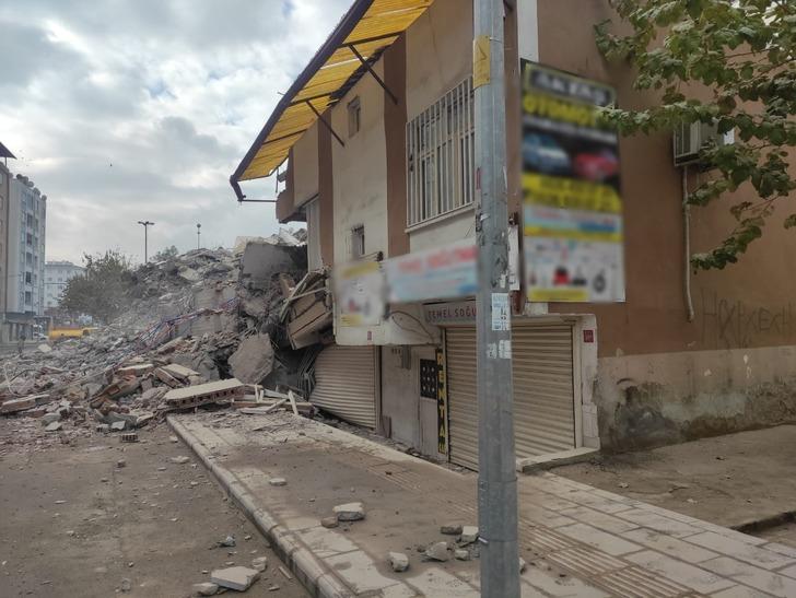 Ağır hasarlı bina yıkım sırasında yanındaki evin üzerine devrildi! O anlar kamerada G3