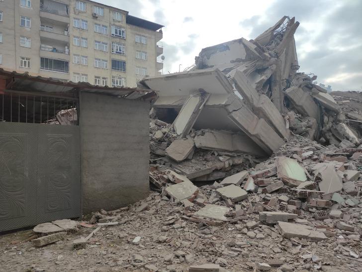 Ağır hasarlı bina yıkım sırasında yanındaki evin üzerine devrildi! O anlar kamerada G4