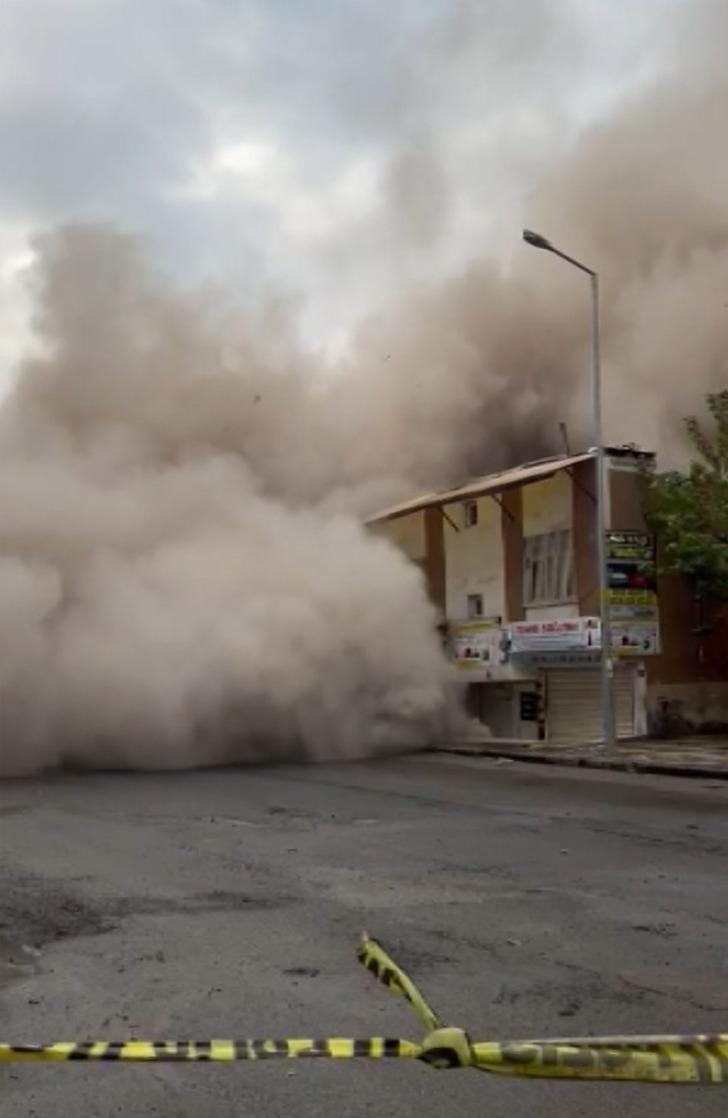 Ağır hasarlı bina yıkım sırasında yanındaki evin üzerine devrildi! O anlar kamerada G5