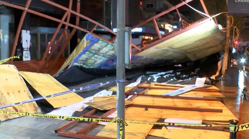 Faciadan dönüldü! Şiddetli rüzgar inşaat panelini devirdi