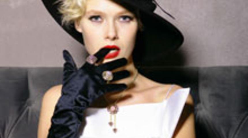 Altına Sevgi İşlendi