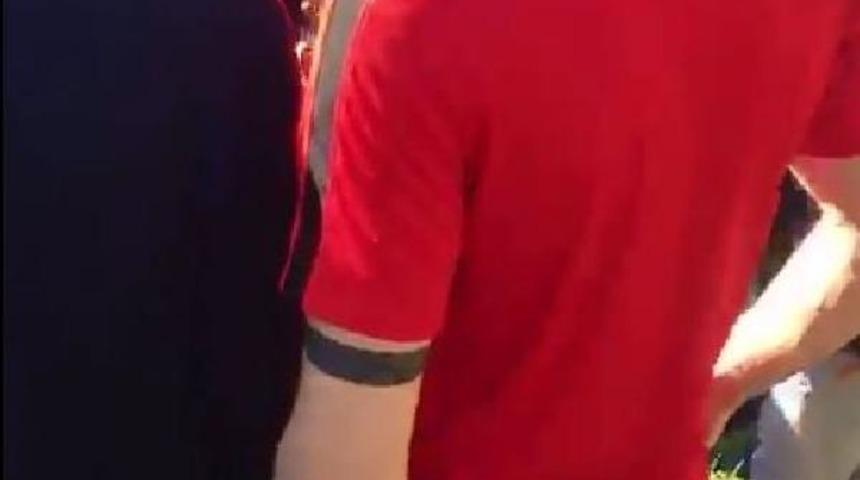 Yusuf Yazıcı, kazada yaralananlara yardım etti