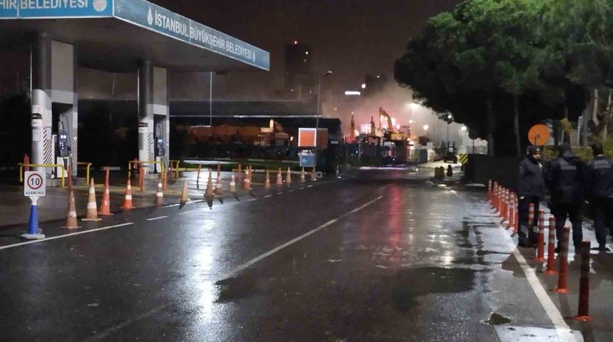 İBB&rsquo;nin deposunda yangın paniği