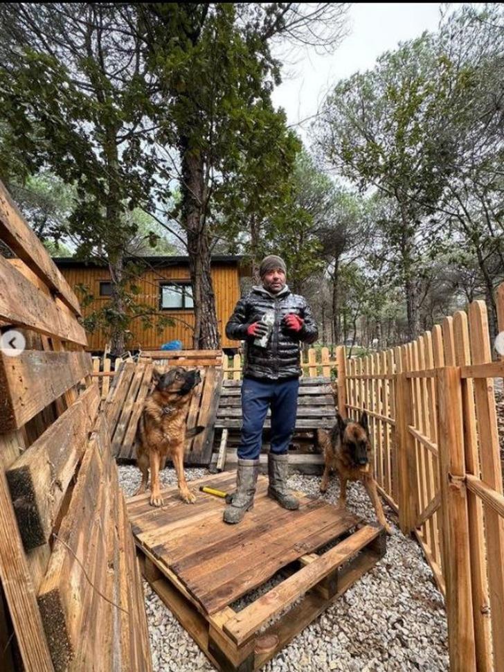 Ceyda Düvenci ile tek celsede boşanmıştı! Bülent Şakrak doğayla iç içe tiny house'da yaşıyor G2