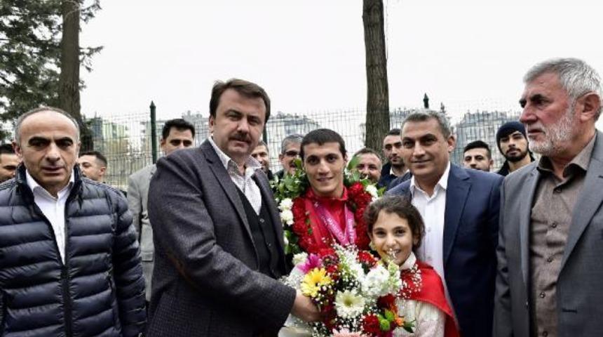 Engelli dünya şampiyonu Eroğlu'na coşkulu karşılama (2)