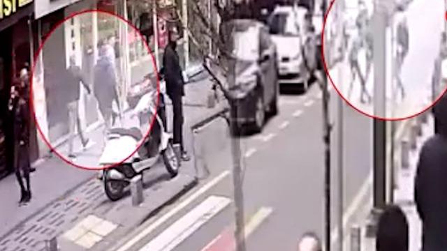 İstanbul'da omuz atma kavgası! Baba oğul, tartıştıkları kişiyi önce dövdü sonra bıçakladı: O anlar kamerada