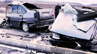 Eskişehir tramvay yolunda feci kaza! Gören dondu kaldı...Otomobil ikiye bölündü: Ölü ve yaralılar var