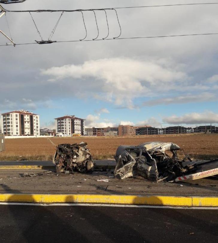 Eskişehir tramvay yolunda feci kaza! Gören dondu kaldı...Otomobil ikiye bölündü: Ölü ve yaralılar var G1