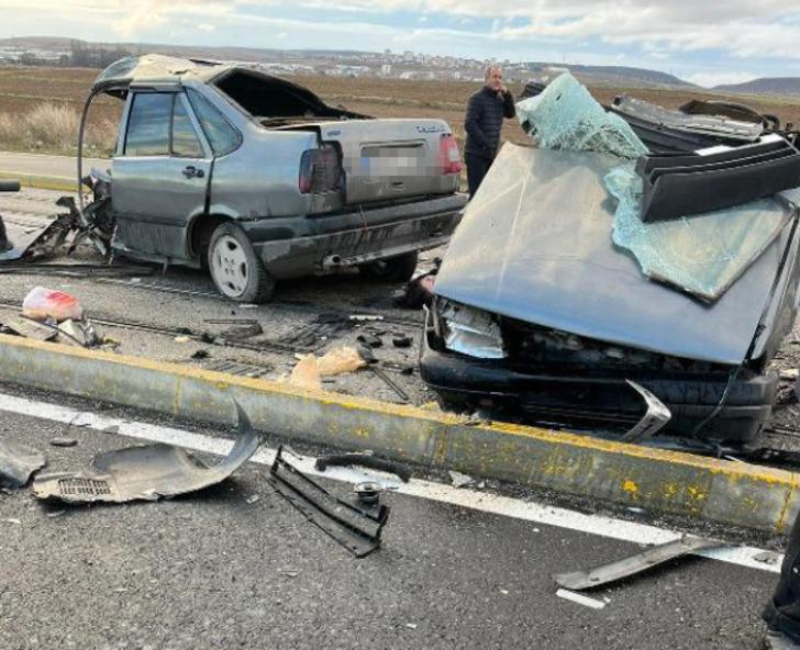 Eskişehir tramvay yolunda feci kaza! Gören dondu kaldı...Otomobil ikiye bölündü: Ölü ve yaralılar var G5