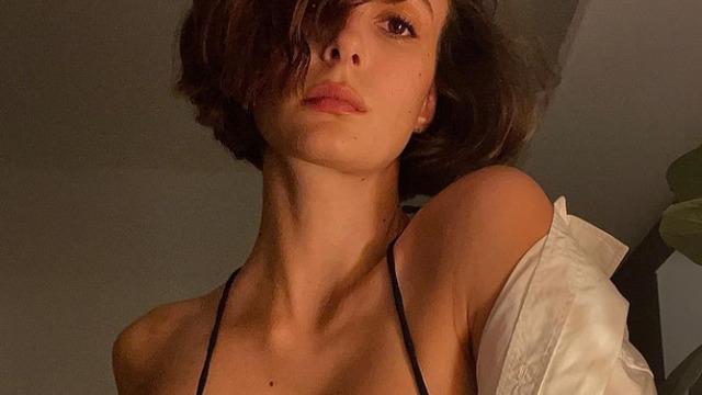 Akıncı'nın güzeller güzeli Nergis'i Büşra Develi süper minisiyle nefes kesti!  'Sade ama şık'