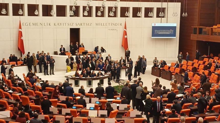   TBMM'de tansiyon artıran 'gülme' polemiği! Kadın cinayetleri konuşulurken AK Partililer salonu terk etti! 'Zaten durmalarının da bir anlamı yok"