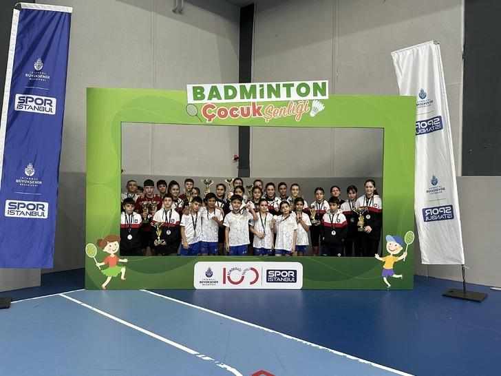 İstanbul Büyükşehir Belediyesi (İBB) iştiraki Spor İstanbul’un Badminton Çocuk Şenliği,Spor İstanbul düzenledi! Çocuklar badmintonla şenlendi 18142855-728xauto