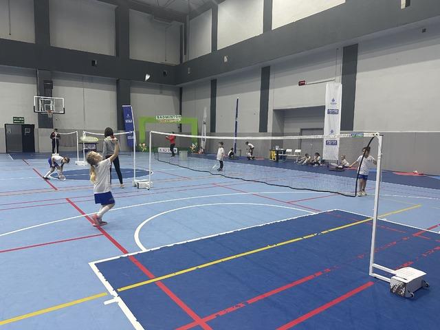 İstanbul Büyükşehir Belediyesi (İBB) iştiraki Spor İstanbul’un Badminton Çocuk Şenliği,Spor İstanbul düzenledi! Çocuklar badmintonla şenlendi 640xauto
